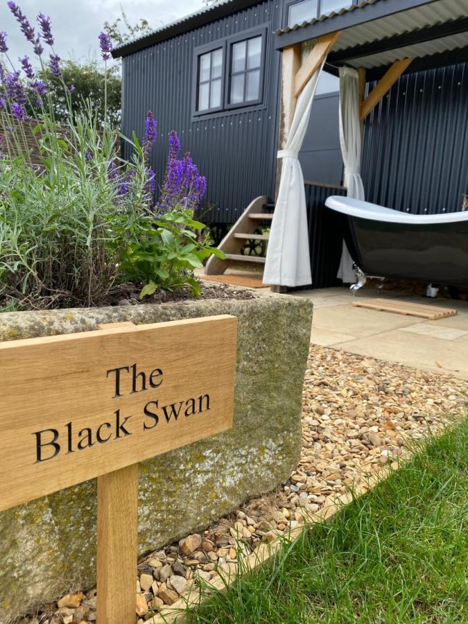 The Black Swan Shepherd Hut Ketton Exterior photo
